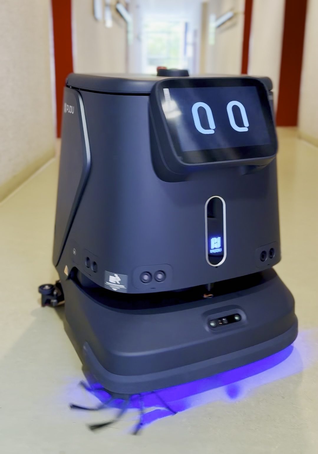 Reinigungsroboter Pudu CC1 im Flur eines Gebäudes